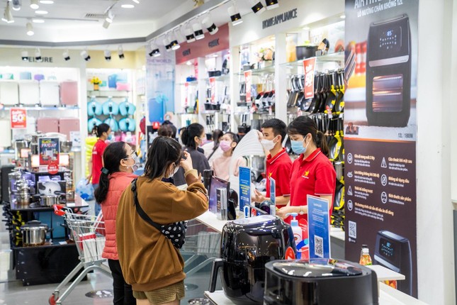 Vincom Black Friday: Khách hàng rộn ràng xếp hàng săn sale “khủng” ảnh 7