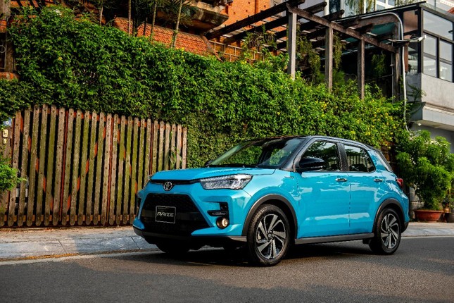 Khách hàng Việt hào hứng với Toyota Raize tại đại lý ảnh 1