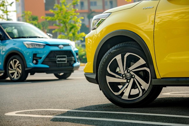 Khách hàng Việt hào hứng với Toyota Raize tại đại lý ảnh 4