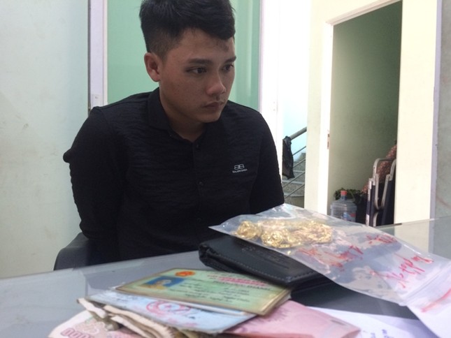 Dân vây bắt đối tượng giả làm khách để cướp tiệm vàng ảnh 1