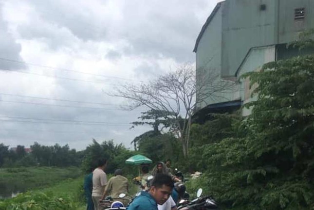 Phát hiện nam thanh niên chết bất thường bên lề đường ảnh 1