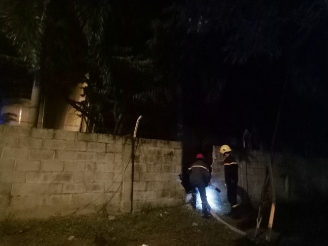 Giữa đêm, khu công nghiệp bất ngờ bốc cháy ‘như pháo hoa’ ảnh 2