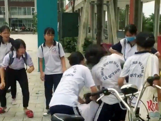Kỷ luật nữ sinh bị đánh hội đồng, xử phạt người quay clip tung lên mạng ảnh 1