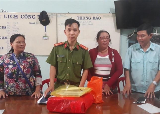 Người phụ nữ bán vé số trả lại túi xách chứa trăm triệu ảnh 1