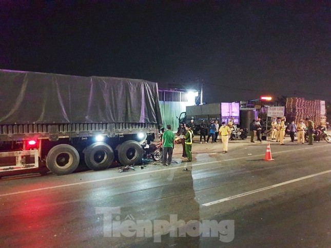 Lao xe máy vào đuôi xe container, hai thanh niên tử vong ảnh 1
