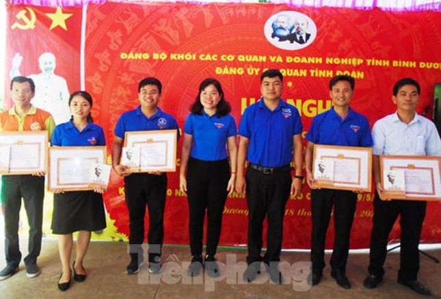 Hơn 200 Đảng viên, thanh niên được tuyên dương nhân dịp sinh nhật Bác ảnh 1