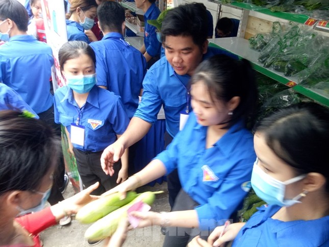 Hàng nghìn công nhân chen chân mua hàng 0 đồng ảnh 11