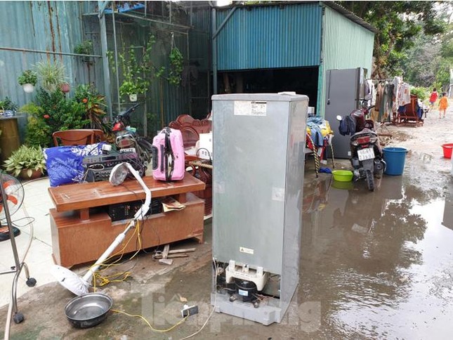 Phá tường, phun nước dập lửa cháy thiêu rụi kho vải và tiệm làm tóc ảnh 2