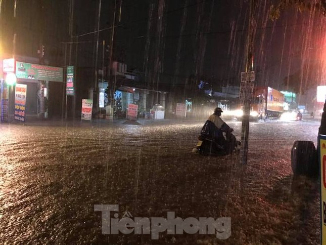Mưa lớn, nhiều đường phố ở Bình Dương biến thành ‘sông’ ảnh 2