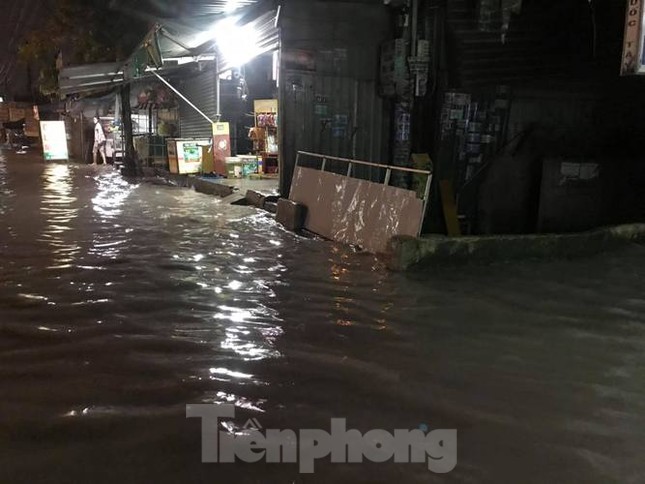 Mưa lớn, nhiều đường phố ở Bình Dương biến thành ‘sông’ ảnh 7