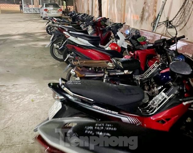 Triệt phá tụ điểm đánh bạc có nhiều 'quý bà', thu giữ 2 ô tô ảnh 4