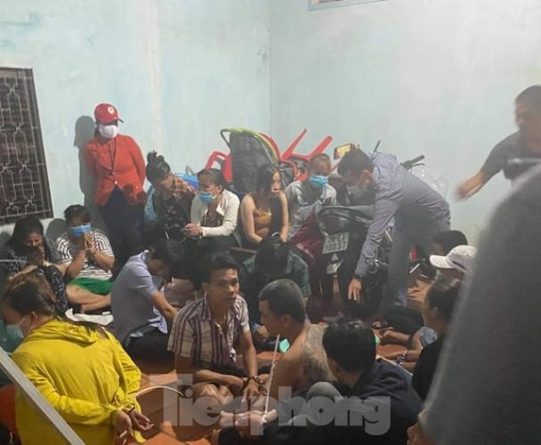 Triệt phá tụ điểm đánh bạc có nhiều 'quý bà', thu giữ 2 ô tô ảnh 1