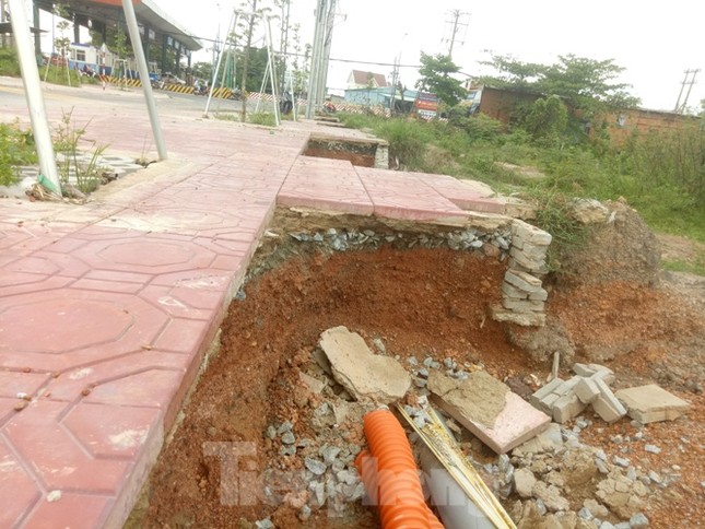 Con đường ‘tơ lụa’ trị giá tiền tỷ vừa xây xong đã lở ảnh 4
