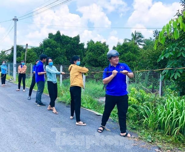 Tuổi trẻ Bình Dương giúp đường quê sáng rực ảnh 3
