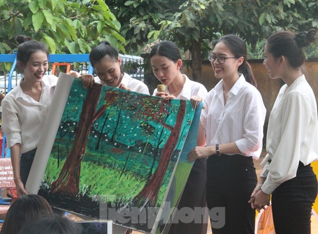 'Người đẹp nhân ái': Thí sinh HHVN 2020 mang sách đến trẻ em vùng sâu ảnh 6
