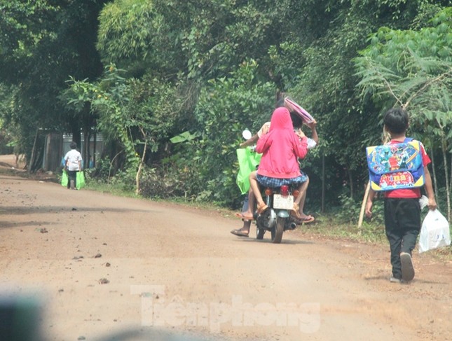 'Người đẹp nhân ái': Thí sinh HHVN 2020 mang sách đến trẻ em vùng sâu ảnh 14