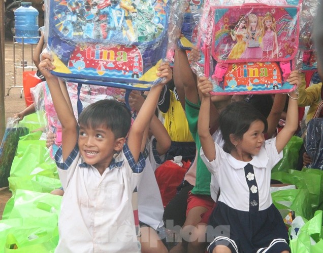 'Người đẹp nhân ái': Thí sinh HHVN 2020 mang sách đến trẻ em vùng sâu ảnh 13