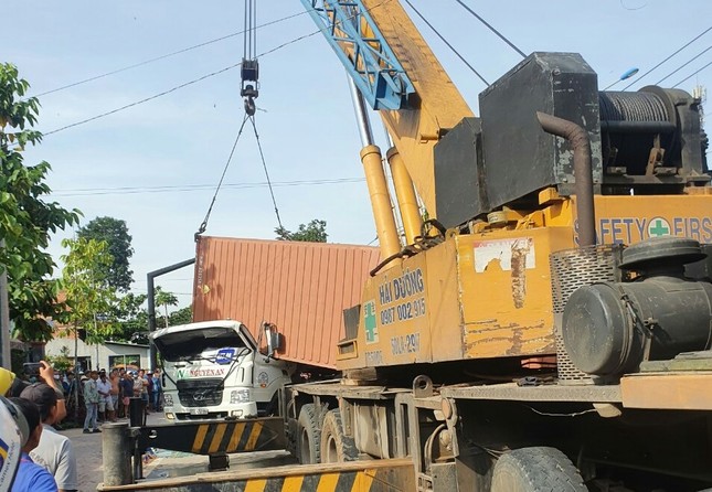Thùng container đè bẹp cabin, tài xế chết kẹt trên ghế lái ảnh 2