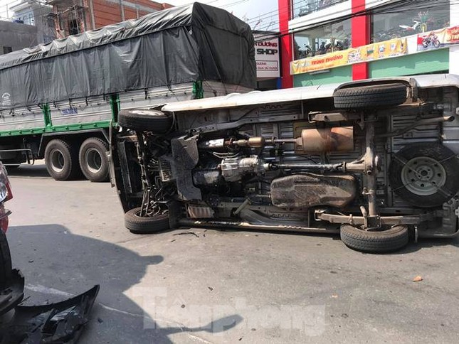 Ô tô lật giữa đường, tài xế trọng thương sau tai nạn liên hoàn ở Bình Dương ảnh 1