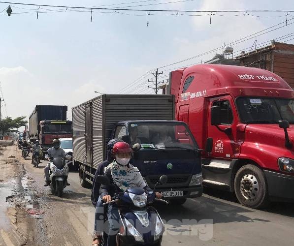Ô tô lật giữa đường, tài xế trọng thương sau tai nạn liên hoàn ở Bình Dương ảnh 2