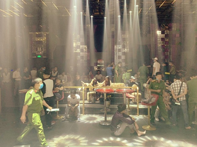 Hàng chục nam, nữ phê ma túy trong quán bar ở Bình Dương ảnh 1