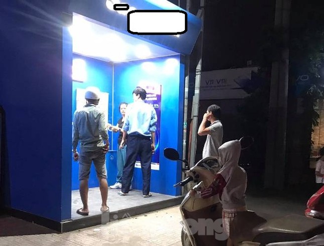 Vác búa đập phá cây ATM vì rút 5 triệu bị trừ...11 triệu? ảnh 2