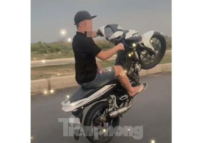 Quay cảnh bốc đầu xe đưa lên TikTok, thanh niên bị phạt hơn 9 triệu đồng ảnh 1