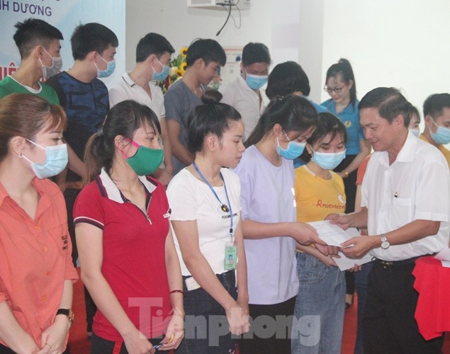 Bình Dương trao hỗ trợ cho công nhân vùng lũ có hoàn cảnh khó khăn ảnh 1