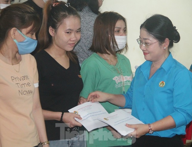 Bình Dương trao hỗ trợ cho công nhân vùng lũ có hoàn cảnh khó khăn ảnh 2