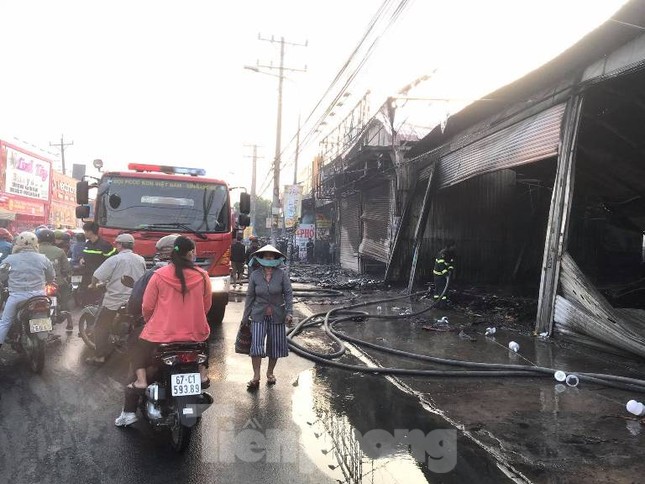 Nhiều người ôm mặt khóc nhìn lửa thiêu rụi đại lý xe máy và tiệm giày dép ảnh 1