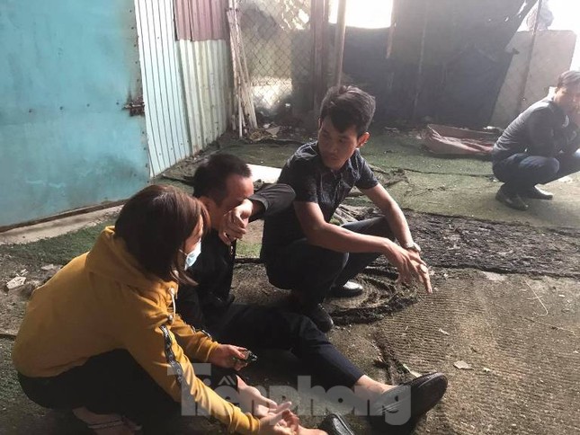 Nhiều người ôm mặt khóc nhìn lửa thiêu rụi đại lý xe máy và tiệm giày dép ảnh 6