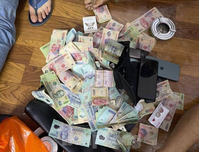 Đột kích sòng bạc lớn có cho vay nặng lãi trong nhà nghỉ ở Bình Dương ảnh 2