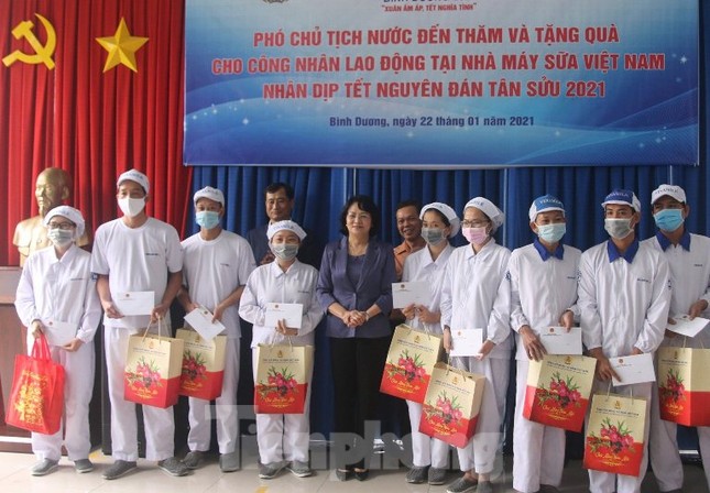 Phó Chủ tịch nước Đặng Ngọc Thịnh tặng quà cho công nhân ở Bình Dương ảnh 1