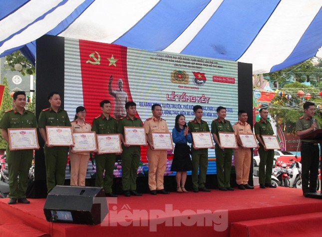 Tuổi trẻ Công an Bình Dương và cảnh khuyển tham gia bảo vệ Đại hội Đảng ảnh 2