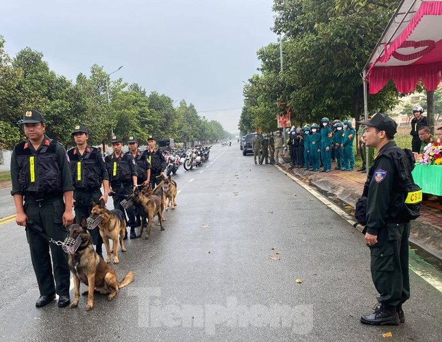 Tuổi trẻ Công an Bình Dương và cảnh khuyển tham gia bảo vệ Đại hội Đảng ảnh 9
