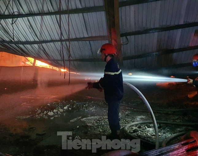 Công nhân bật khóc khi công ty gỗ rộng 5.000m2 bị lửa nhấn chìm ảnh 3