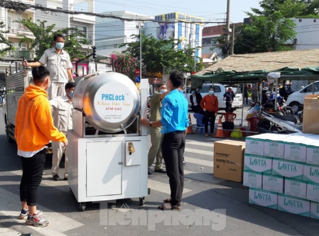 Bình Dương đặt máy ATM gạo phục vụ gần 2.000 hộ dân bị cách ly ảnh 1