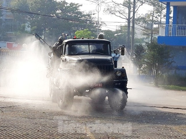 Những hình ảnh ấn tượng bên trong khu bị phong tỏa ở Bình Dương ảnh 3