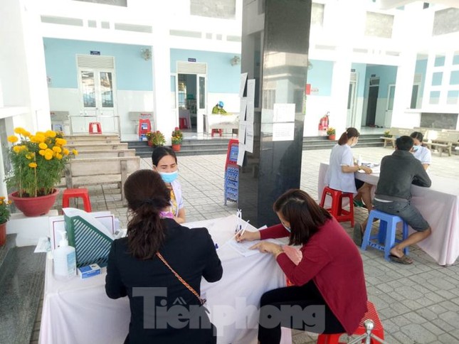 Trở lại làm việc sau Tết, công nhân ồ ạt đến trạm y tế khai báo ảnh 3