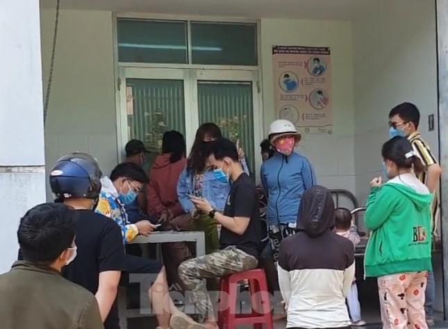 Trở lại làm việc sau Tết, công nhân ồ ạt đến trạm y tế khai báo ảnh 1