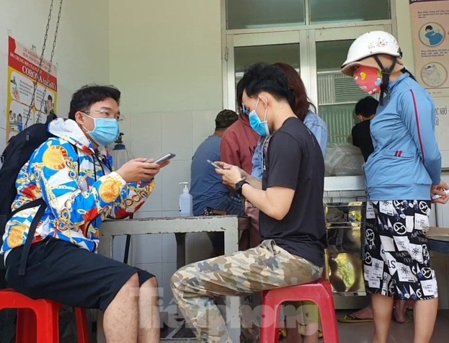 Trở lại làm việc sau Tết, công nhân ồ ạt đến trạm y tế khai báo ảnh 2