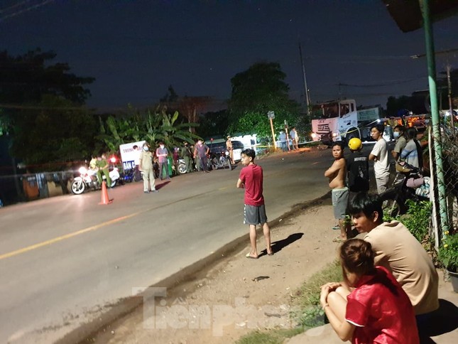 Đi vào đường ngược chiều rồi lao vào xe container, hai anh em tử vong tại chỗ ảnh 1