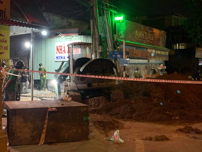 Thi công cống thoát nước trong đêm, hai công nhân thương vong vì sạt lở ảnh 1