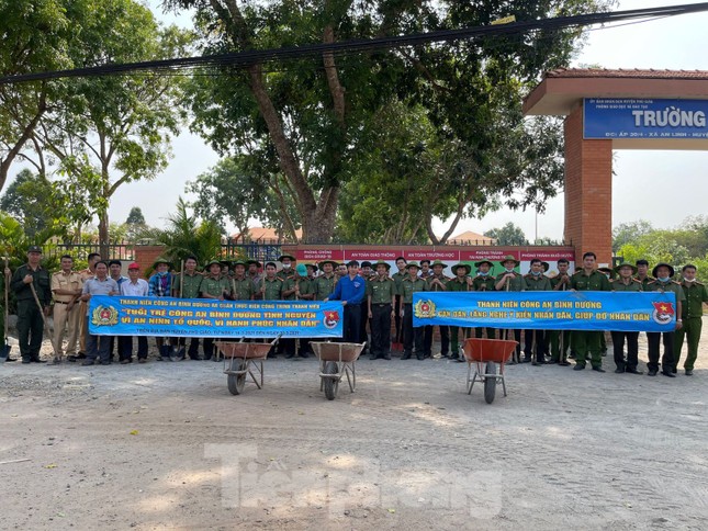 Loạt hành động ý nghĩa mừng sinh nhật Đoàn của tuổi trẻ Công an Bình Dương ảnh 1