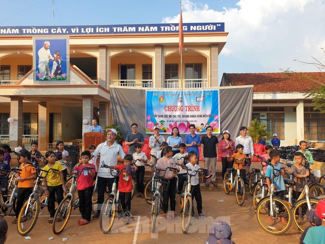 Thắp niềm vui cho hơn 400 trẻ em dân tộc thiểu số vùng biên giới ảnh 1