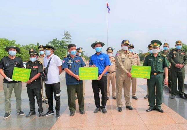 Thanh niên Bình Phước tiếp sức các lực lượng Campuchia phòng, chống dịch ảnh 3