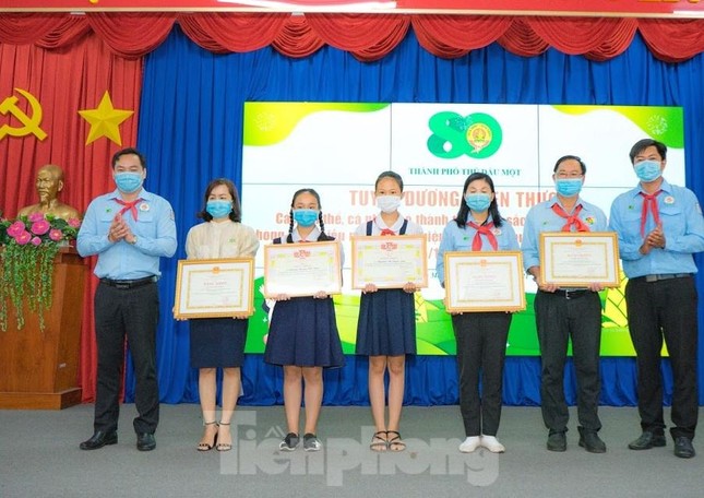 Chăm lo đời sống cho thanh niên công nhân và thiếu nhi có hoàn cảnh khó khăn ảnh 7