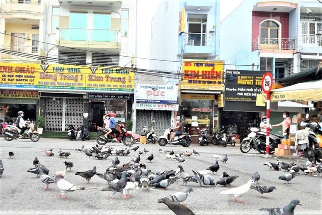 Chợ lớn nhất Bình Dương hoạt động trở lại, Buôn Ma Thuột dừng phục vụ ăn uống tại chỗ ảnh 2