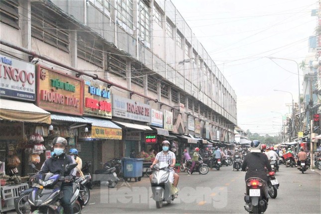Chợ lớn nhất Bình Dương hoạt động trở lại, Buôn Ma Thuột dừng phục vụ ăn uống tại chỗ ảnh 1