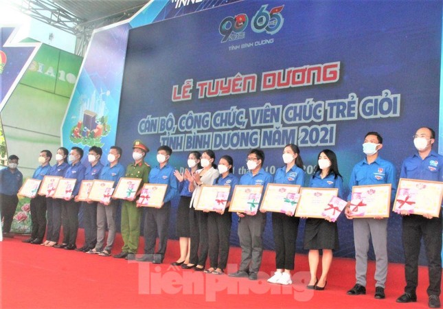 Bình Dương tuyên dương tình nguyện viên chống dịch ảnh 6